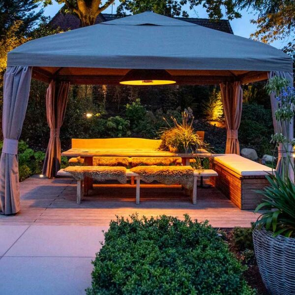 Stimmungsvoller Pavillon in Privatgarten im Abendlicht