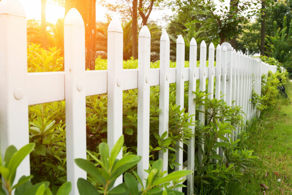 Wir von Gartenbau Hohenberg verstehen uns darauf Zäune nach jedem beliebigen Zweck zu gestalten, fragen Sie uns zu Ihren Zaunarbeiten an.
